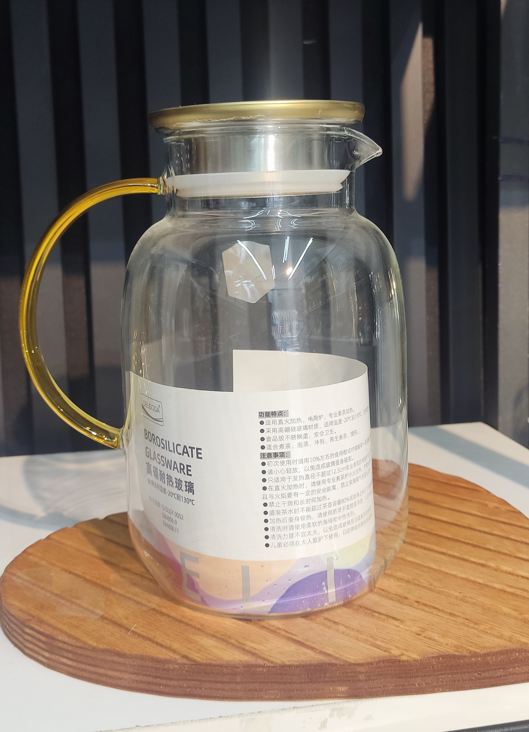 پارچ آب پیرکس با درب طلایی استیل